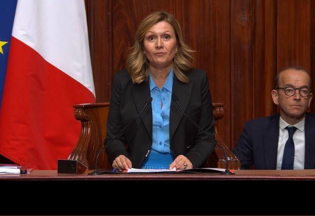 Yaël Braun-Pivet, presidente da Assembleia Nacional da França, anuncia resultado da votação sobre direito ao aborto no país. Foto: Reprodução