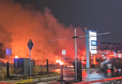 EUA: Jato de transporte médico cai perto de shopping e explode na Filadélfia, diz agência