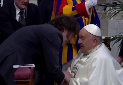 Javier Milei abraça Papa Francisco no Vaticano após atacá-lo na campanha eleitoral