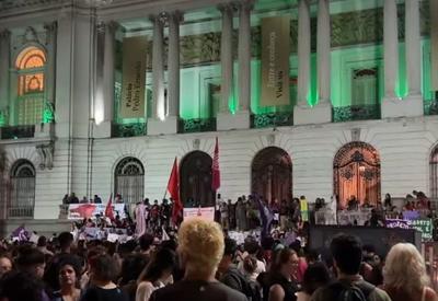 "Criança não é mãe": cidades brasileiras recebem protestos contra PL que equipara aborto e estupro