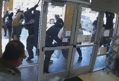 VÍDEO: Joalheria é invadida por 20 ladrões na Califórnia, nos Estados Unidos