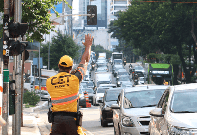 Preso por dirigir embriagado em SP, agente da CET é libertado após pagar fiança 