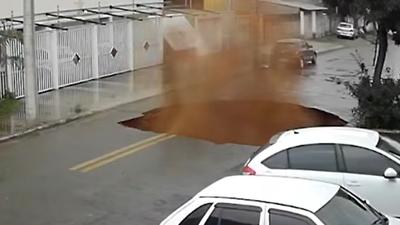 Cratera em São José dos Campos avança e obriga 156 moradores a deixarem suas casas