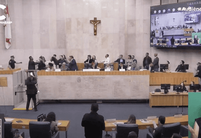 Audiência pública sobre mototáxi em SP é marcada por confusão e briga entre vereador e sindicalista 