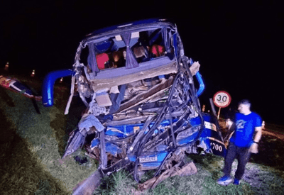 Acidente entre ônibus e caminhão deixa 2 mortos e mais de 30 feridos no interior de Minas Gerais 