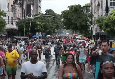 Mesmo com chuva, Galo da Madrugada atrai multidão no Recife