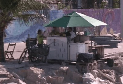 Homens são presos por ameaçar e extorquir vendedores de coco em praias de Fortaleza