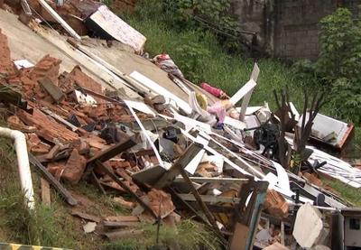 Deslizamento de terra destrói casa na Grande São Paulo