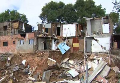 Deslizamento de terra derruba casas próximas de córrego da Grande SP