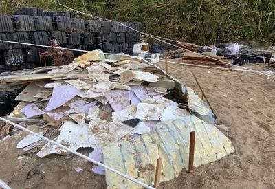 Mutirão recolhe destroços do clube flutuante arrastado para alto mar em SC
