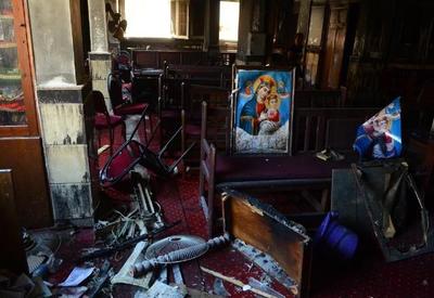 Incêndio em igreja lotada no Egito deixa 41 mortos, incluindo 10 crianças
