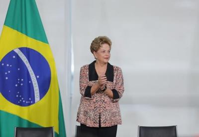 Dilma volta a Brasília com aplausos, mas sem cargo