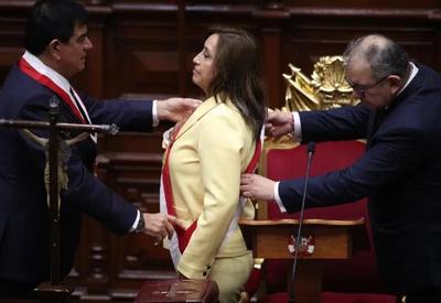 Dina Boluarte assume presidência do Peru após prisão de Pedro Castillo