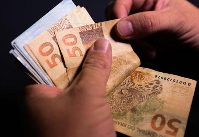 Saques superam depósitos e poupança fecha novembro com saldo negativo de R$ 2,8 bilhões