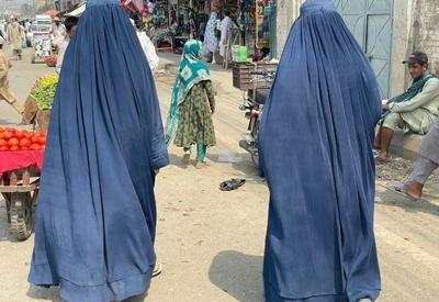 Talibã proíbe mulheres afegãs de viajar sem parente masculino