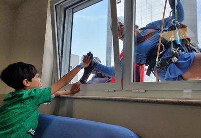 Dia das Crianças: super-heróis surpreendem pacientes hospitalizados
