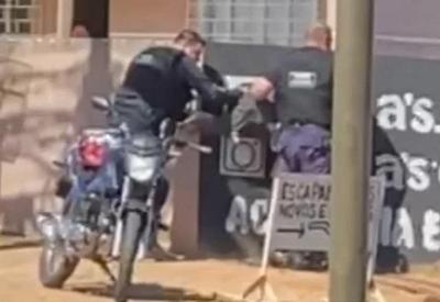 Motociclista é brutalmente agredido por guardas durante abordagem