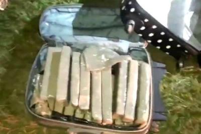 Dois homens são presos com 137 tabletes de maconha no porta-malas do carro