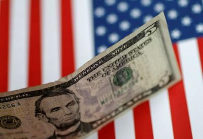 Dólar sobe na abertura após ata do BC e prisão de Bolsonaro 