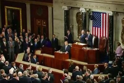 Donald Trump baixa o tom no primeiro discurso ao Congresso