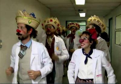 Doutores da Alegria levam diversão para crianças com câncer em SP