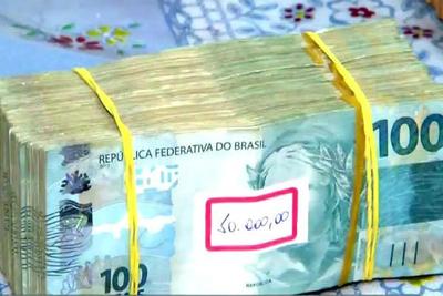 Durante blitz, polícia encontra R$ 1,8 milhão escondido em carro