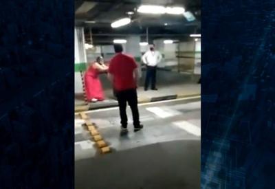 Durante surto de raiva, mulher destrói estacionamento de shopping em SP