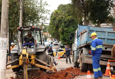 Mulher morre após duto da Sabesp atingir sua residência em Mauá (SP)