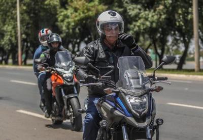 Em dia de atos contra governo, Bolsonaro anda de moto por Brasília
