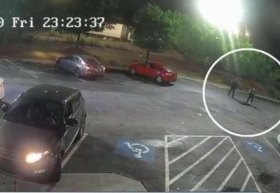 EUA: policial que matou homem negro em estacionamento é solto após pagar fiança