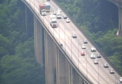 Vídeo: dupla se arrisca e salta de paraquedas de viaduto em rodovia