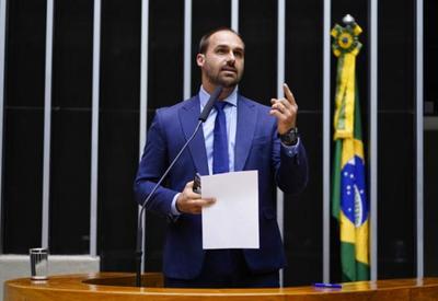 Moraes pede para PGR analisar retenção de passaporte de Eduardo Bolsonaro