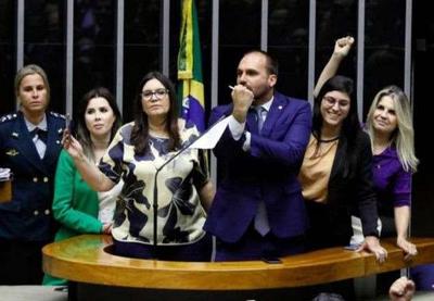 Eduardo defende Jair Bolsonaro e ataca deputadas em sessão na Câmara