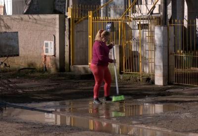Moradores de cidade do Rio Grande do Sul retornam para casa e enfrentam trauma depois de enchente