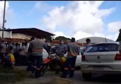 Eletricistas se recusam a cortar energia de residências e são demitidos em Fortaleza