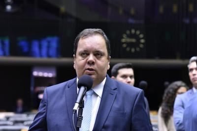 Elmar alfineta Lira e critica apoio a Hugo Motta para a presidência da Câmara: “Toda unanimidade é burra”