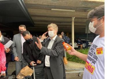 Servidores protestam contra reforma administrativa em aeroporto
