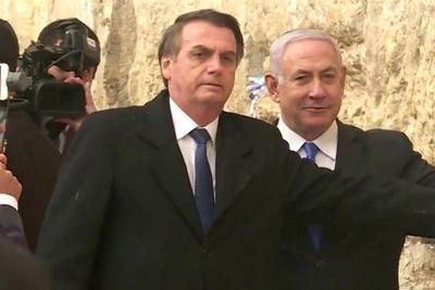 Em Israel, Jair Bolsonaro reza no Muro das Lamentações