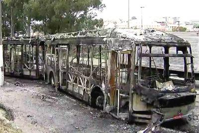 Em São Paulo, 40 pessoas passam momentos de pânico em ônibus incendiado