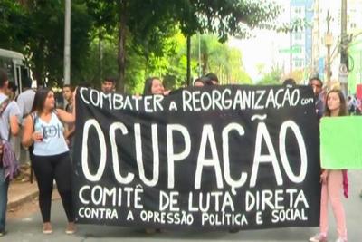 Em São Paulo, alunos e professores reclamam do fechamento de salas