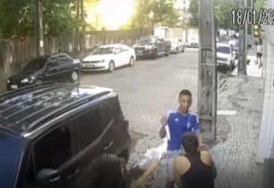 Em ação assustadora, homem usa facão para assaltar duas mulheres no Recife