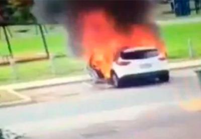 Em questão de segundos, mãe salva filhos pequenos antes de carro explodir