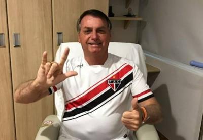 Em recuperação por cirurgia, Bolsonaro tira sonda e caminha fora do quarto
