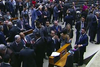 Em sessão da Câmara, 21 deputados do PSDB votaram contra Temer