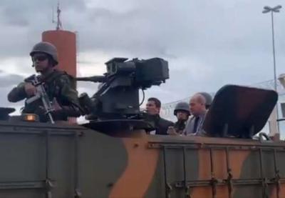Em tanque de guerra, Moro visita presídio da Papuda em Brasília