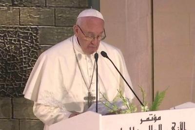 Em visita ao Cairo, papa Francisco condena violência em nome de Deus