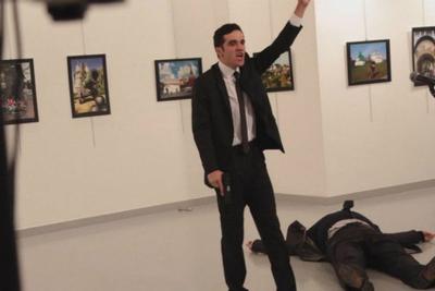 Embaixador russo é assassinado a tiros em exposição fotográfica na Turquia