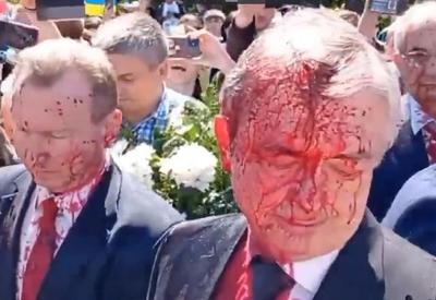Manifestantes jogam tinta vermelha em embaixador russo na Polônia