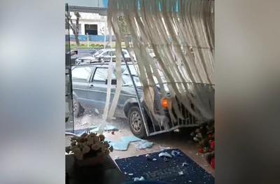 Empresário destrói a própria loja com carro após briga familiar em Blumenau (SC)