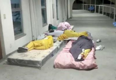 Enfermeiros dormem no chão em hospital de campanha no Rio